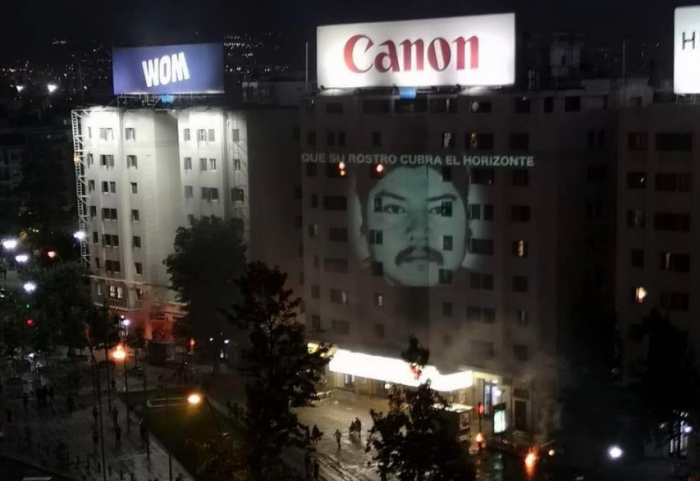 Proyectan imagen gigante de Camilo Catrillanca en medio del desalojo policial en Plaza Italia