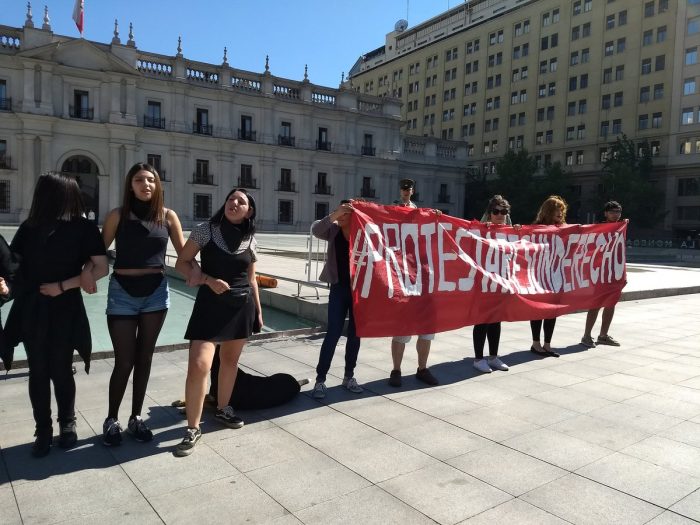 Estudiantes se manifiestan frente a La Moneda: «El proyecto Aula Segura es una muestra más de las prácticas represivas del Gobierno»