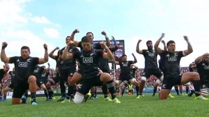 Los Maorí All Blacks realizan su tradicional «haka» para enfrentar a Chile