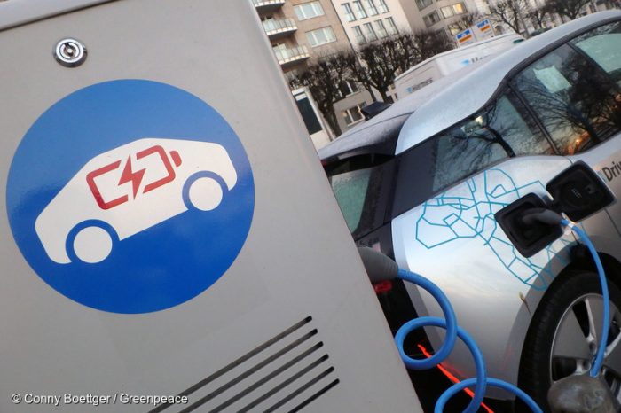 Greenpeace critica bajas cifras de electromovilidad en Chile: «¿En qué año ya no se venderán más autos a combustión en Chile?»