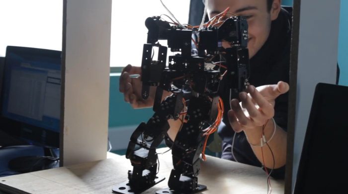 “TARS”: el robot creado por escolares de La Serena y que ayuda a niños autistas