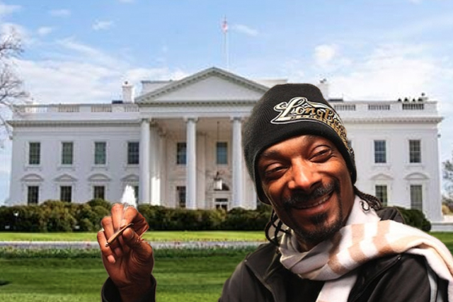 Snoop Dogg fuma marihuana frente a la Casa Blanca y manifiesta: «Fuck Trump»