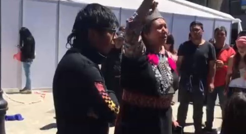 Lonko Juana Calfunao entrega mensaje afuera de la Intendencia Regional de La Araucanía