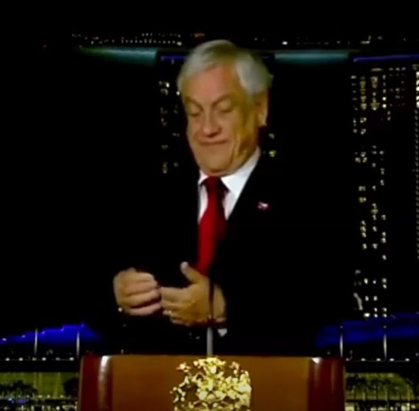 El momento en que a Sebastián Piñera le suena el teléfono durante una conferencia en Singapur
