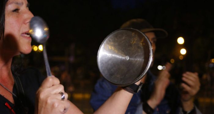 Piden la renuncia de Chadwick: Masivo cacerolazo nacional en apoyo al pueblo mapuche