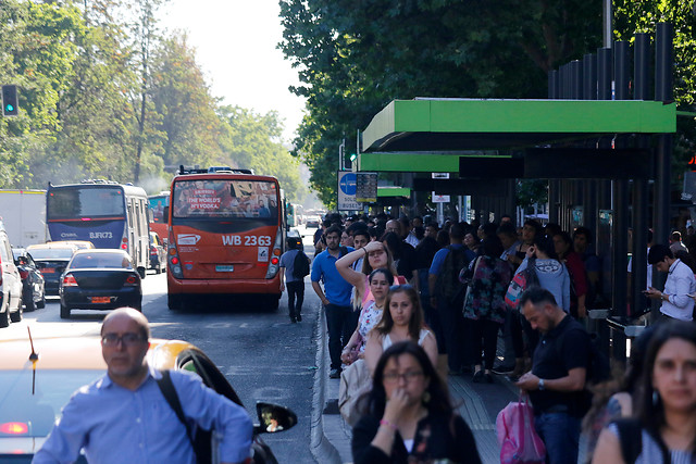 Corte de luz afecta a una decena de comunas de Santiago y causa estragos en el Metro