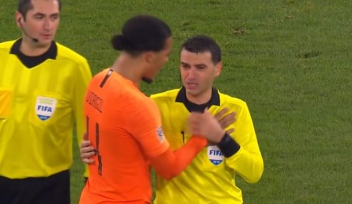 Hermoso gesto futbolero: jugador abraza a árbitro que se enteró durante el partido de la muerte de su madre