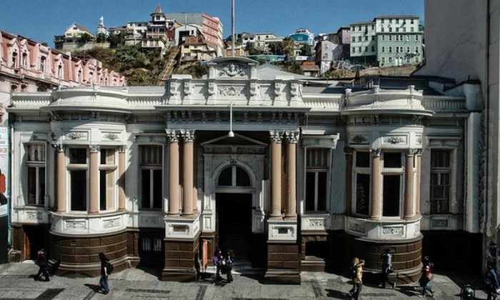 Agrupación de artistas de Valparaíso piden rechazar venta del Palacio Lyon