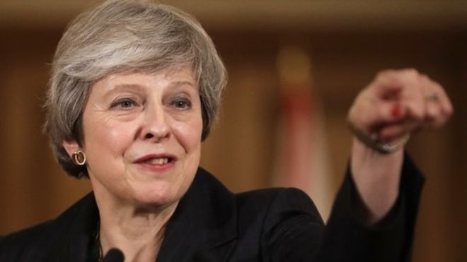 Brexit: Theresa May se aferra al poder pese a la tormenta por el acuerdo de salida de Reino Unido de la Unión Europea