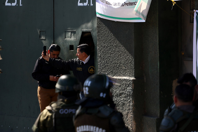 Gendarmes en paro bloquean Santiago 1 y evitan acceso de Carabineros: “Este territorio es nuestro”
