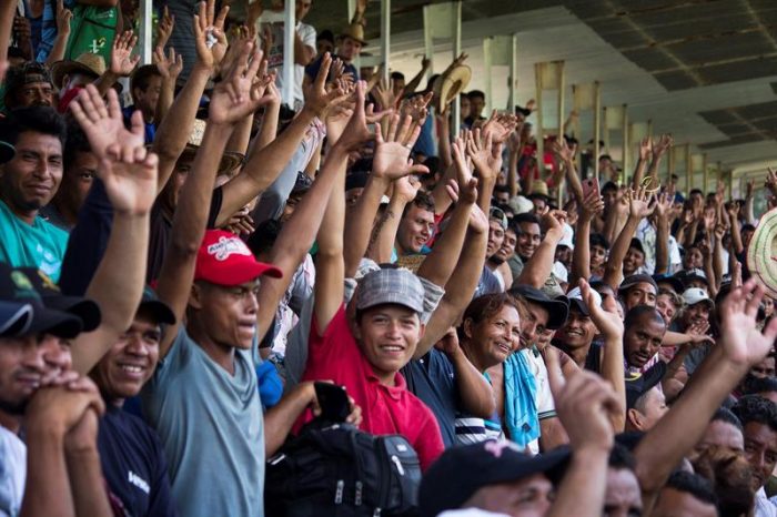Migrantes de la caravana en Ciudad de México votan por reanudar su travesía hacia EE.UU.