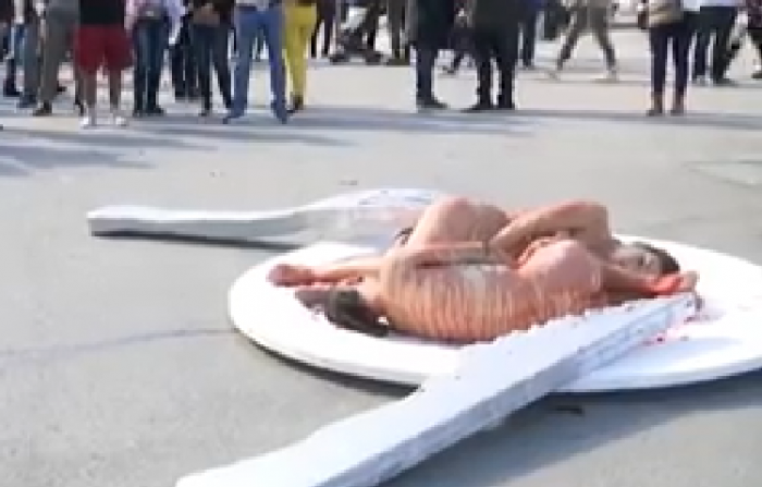 «¿Te comerías estos platos?»: Veganos «ensangrentados» se desnudan en Barcelona contra la matanza de animales