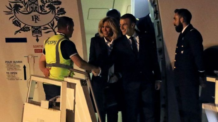 El incómodo momento de Macron al no ser recibido por nadie en el aeropuerto