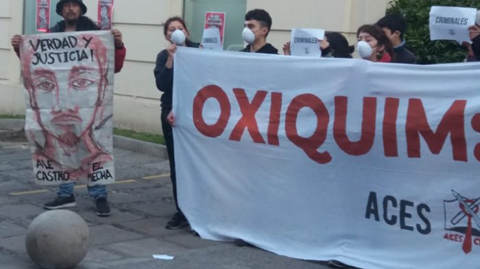Estudiantes de la Aces se encadenan a oficinas de Oxiquim en Providencia