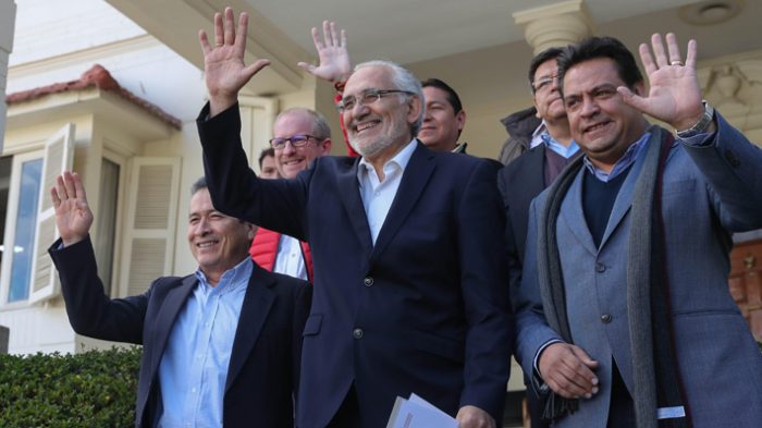 Carlos Mesa inscribe su candidatura en las primarias presidenciales y solicita inhabilitar a Evo Morales