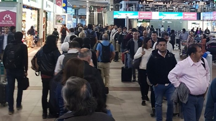 Usuarios reportan colapso en Aeropuerto de Santiago