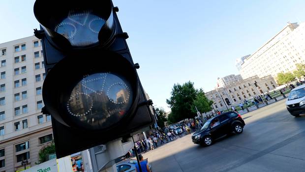 Calles y paraderos llenos de transeúntes tras corte de luz en una decena de comunas en Santiago