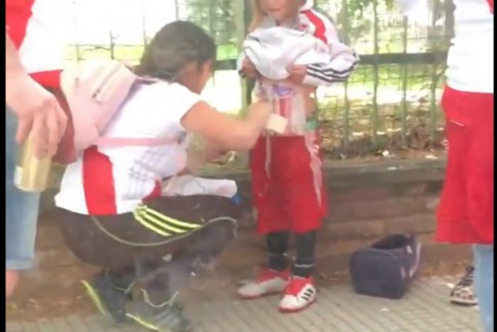 La mamá del año: impacto en Argentina por hincha de River Plate que cubre a su pequeña hija con bengalas para ingresarlas al estadio