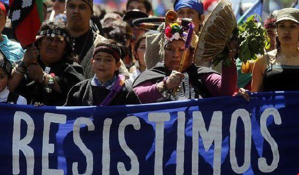 Protestas frente a La Moneda por la muerte del joven comunero Mapuche en la Araucanía