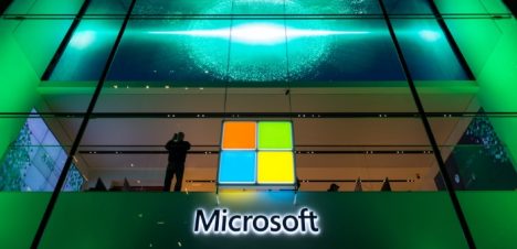 Falla global de Microsoft desata problemas de operación en el sector aéreo, financiero y sanitario
