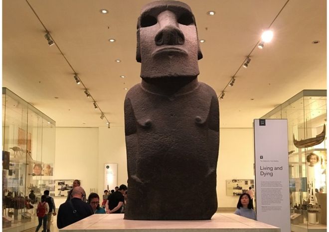 Moai en Inglaterra: el inusitado viaje de habitantes de Isla de Pascua al Museo Británico por el famoso moai que perteneció a la reina Victoria