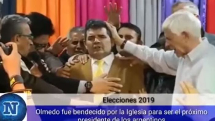 Una señal: escenario se cae mientras era bendecido candidato evangélico argentino