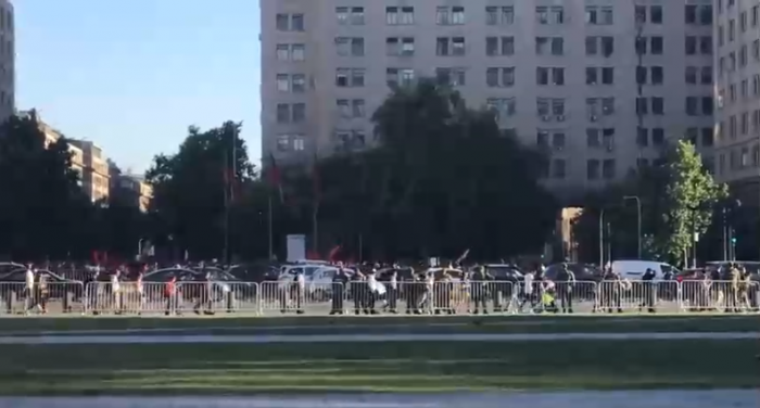 Nueva protesta frente a La Moneda por muerte de Camilo Catrillanca: Manifestantes lanzan vallas papales