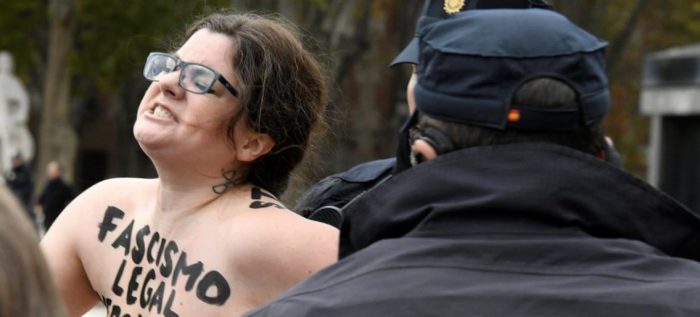 Activistas de Femen protestan en un acto de ultraderechistas en España