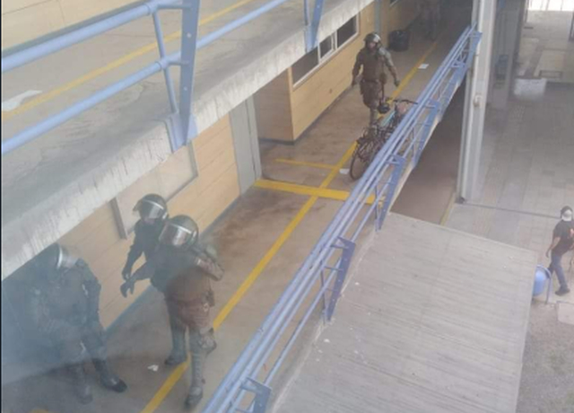 Imágenes muestran confusa detención de Carabineros a estudiantes al interior de Universidad Academia de Humanismo Cristiano