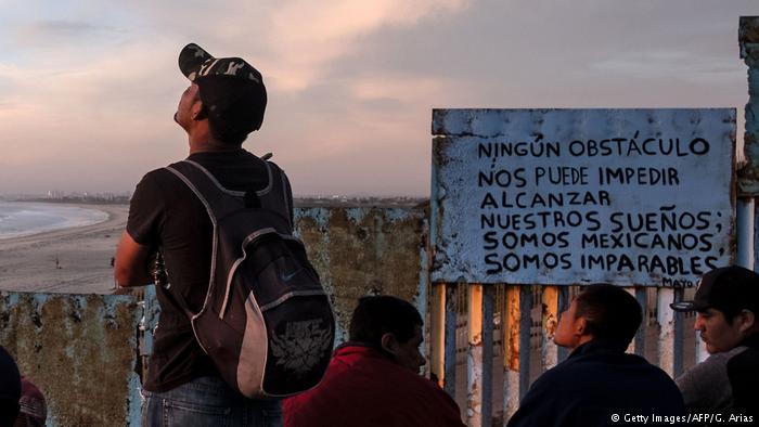 Caravana migrante: jefe del Pentágono llega a la frontera con México