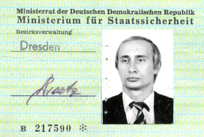 La tarjeta de identidad del espía Vladimir Putin en la Alemania Oriental de la Guerra Fría