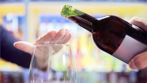 «Me indigno cuando la gente me ofrece un trago»: cómo resistir las presiones de los demás para que bebas alcohol
