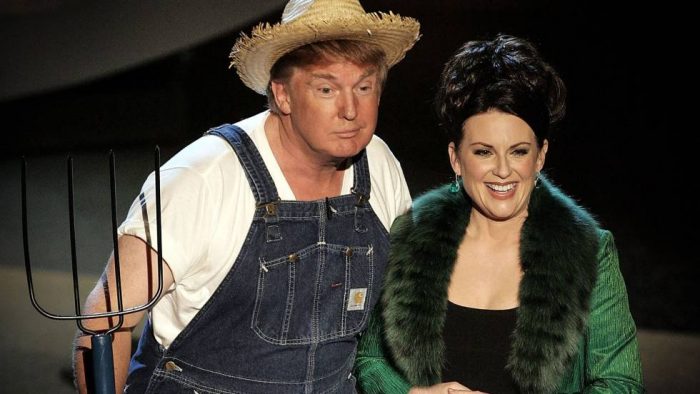 Trump celebra disfrazado de granjero y cantando la firma de la ley agrícola