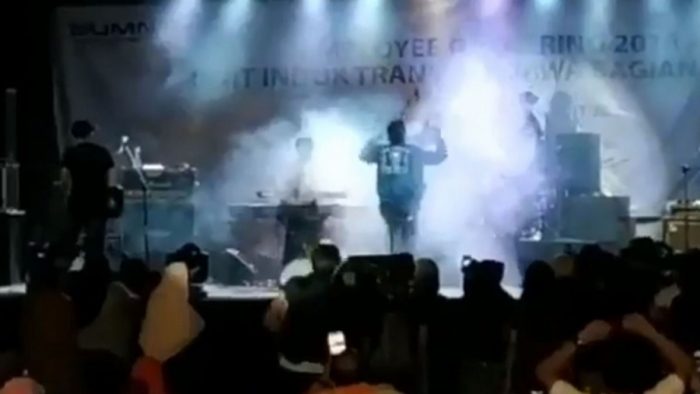 Tsunami que azotó a Indonesia arrasa con un concierto pop que se desarrollaba en la playa