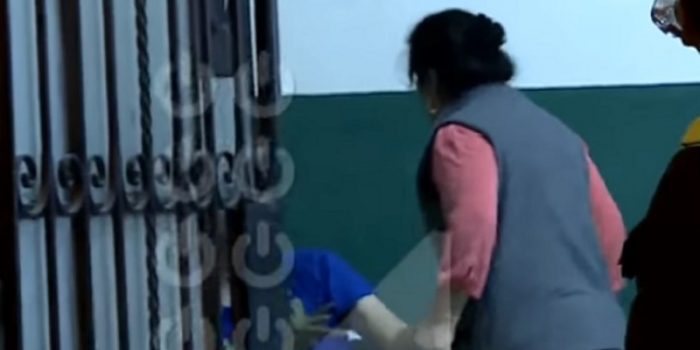 Madre golpea a su hijo tras ser detenido por robar celulares en Perú