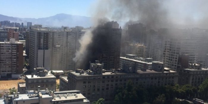 Gran incendio en pleno centro de Santiago