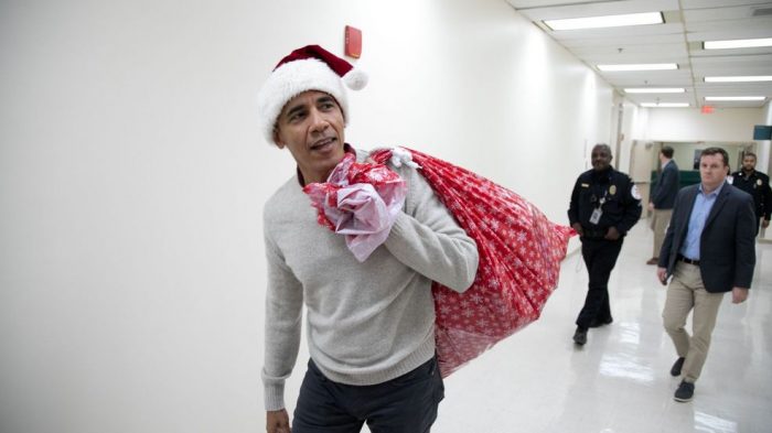Barack Obama reparte regalos como el Viejito Pascuero en hospital de niñas y niños