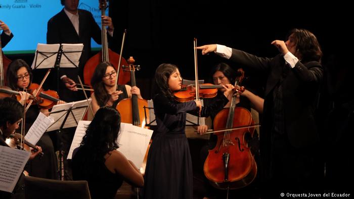 Diego Carneiro director de Orquesta Joven de Ecuador: «Queremos acabar con la xenofobia a través de la música»