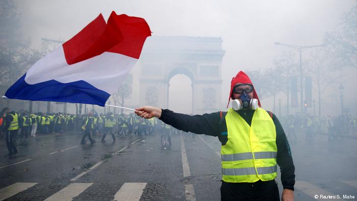 Francia no descarta estado de emergencia tras «jornada negra»