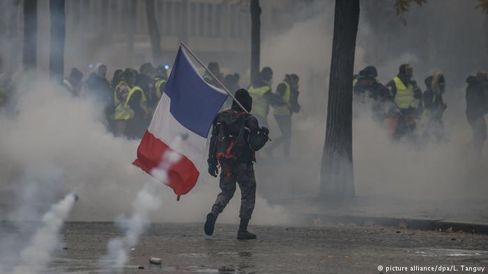 Tensión en París: casi 500 detenidos, gases lacrimógenos y enfrentamientos en otra protesta de los «chalecos amarillos»