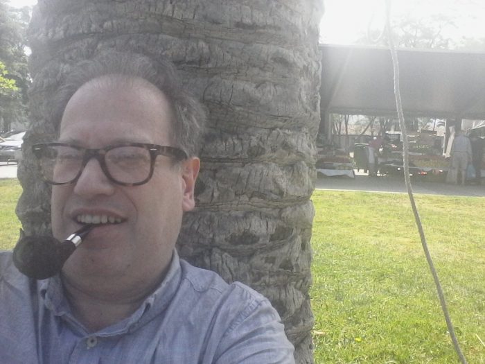 Acá si ganó: Tomás Jocelyn-Holt es el primer multado por fumar en plazas de Las Condes