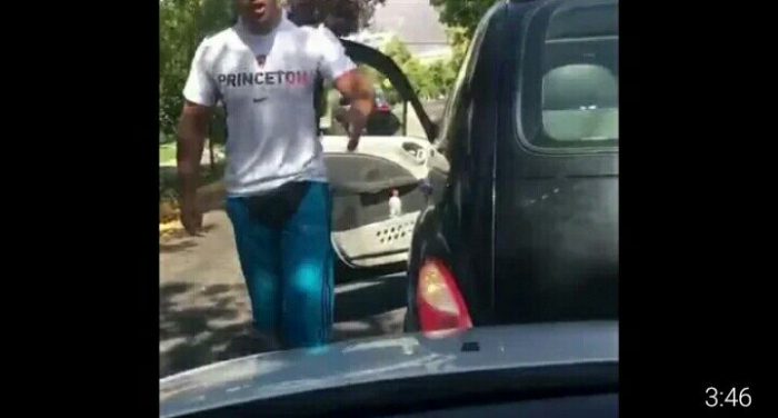Día de furia: detienen a hombre que golpeó violentamente el auto de una mujer en Las Condes
