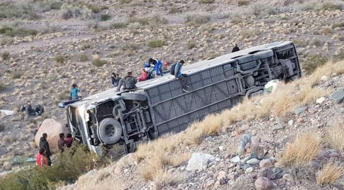 Bus de origen chileno desbarranca en las cercanías de Mendoza dejando al menos tres fallecidos