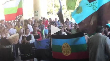 El momento en que un grupo de personas apoya a la diputada Nuyado en interpelación a Chadwick