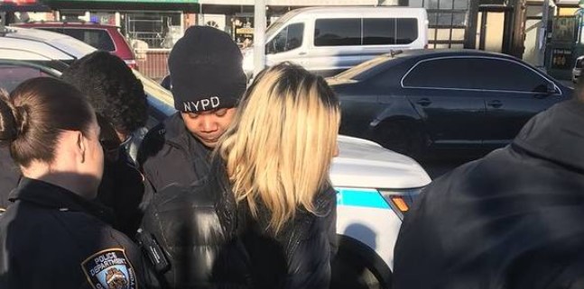 Mujer es arrestada por acto racista en contra de una asiática