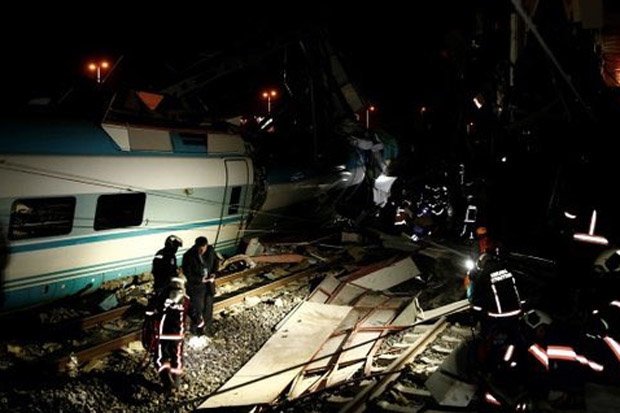 Tren de alta velocidad choca con otra locomotora en la capital de Turquía dejando nueve muertos