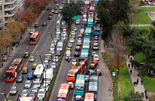 Cómo el aumento del parque vehicular chileno pone en riesgo la movilidad urbana