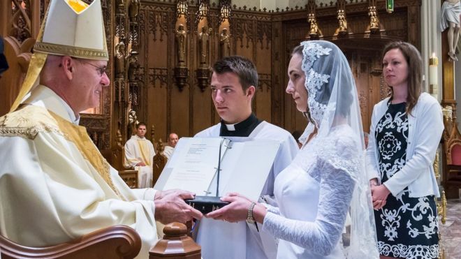 «Soy una virgen consagrada»: la vida de las mujeres que deciden casarse con Cristo (pero no son monjas)