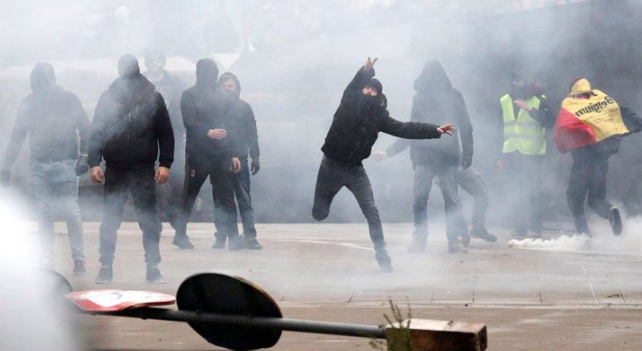 Con disturbios en Bruselas termina manifestación de la ultraderecha en contra del Pacto Migratorio