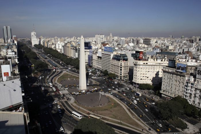 Desempleo argentino alcanza máximo de 13 años por recesión